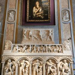 Madeleine penitnente au dessus d'un sarcophage romain à la villa Borghese