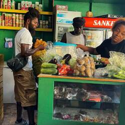 Gemüseladen am Busbahnhof in Hillsborough