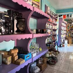 Sich Umschauen im Tante Emma Laden in Hillsborough