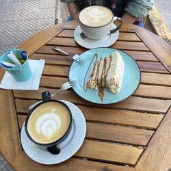 Torta helada de lucuma y meringue con manjar