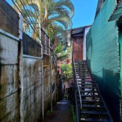 Halsbrecherische Treppe zu meinem kleinen Studio. Gerade gut für den Kurzaufenthalt.