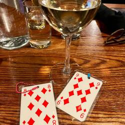 „Wein, Karten und Mittag – wer verliert, muss nachschenken! 🍷🃏 Die Regeln sind klar!“