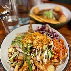 „Erstes kanadisches Essen: Poutine – weil Pommes mit Käse und Soße einfach eine geniale Idee sind! 🍟