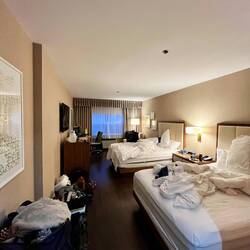 „Zur Erholung nach der Reise: Kanadischer Luxus pur – erstmal jeder ein King-Size-Bett für sich! 🛏️🇨🇦“