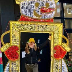 „Kanada im Winter: Ich und der blinkende Schneemann – das coolste Duo seit Batman und Robin! ❄️☃️💥“