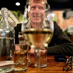 „Ich sehe schon ganz unscharf – aber Alex sieht immer noch gut aus! 🍷 👀“