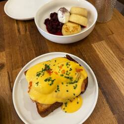 Salmon Benedict and same sirniki again
