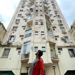 Nuestro edificio en BA. Seguro que hace medio siglo lucía mucho mejor.
