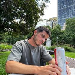 Muchos lugareños optan por tomarse la cerveza en un parque a pagar lo equivalente a 6€ en un bar.