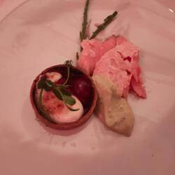 Gratinierter Ziegenkäse, pochierter Lachs