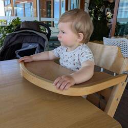 Jule wartet geduldig, dass was abfällt