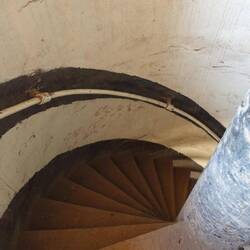 Über diese enge Wendeltreppe geht es hoch zur Spitze des Leuchtturms