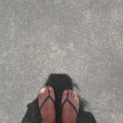 Mittags, der Schatten verschwindet unter mir.