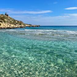 ..auf kristallklares Wasser, in dem ich auch. endlich schwimmen kann!