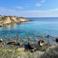 Im Licht der Sonne schimmert das Wasser..