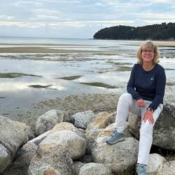 Ebbe an der Küste von Māharau