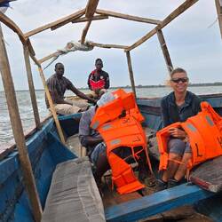 Aus dem Hinweg zur Insel hatten wir ordentlich Wellengang und es spritze weit ins Boot hinein.