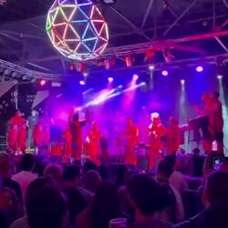 Bomba de tiempo, show de percusión e improvisación.