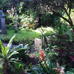 Sitio Litre Garden mit Humboldt Statue.