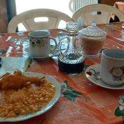 Der Kaffee ist kalt dazu gibt es heißes Wasser