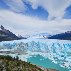 Links der Brazo Rico (grau), rechts der Lago Argentino (blau)