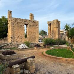 Ebenso finden sich immer noch Überreste der venezianischen Herrschaft, sowie..