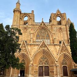 Als ehemals östlichster Außenposten der römischen Kirche, finden sich viele katholische..