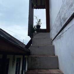 Die Treppe hoch zu unserer Unterkunft