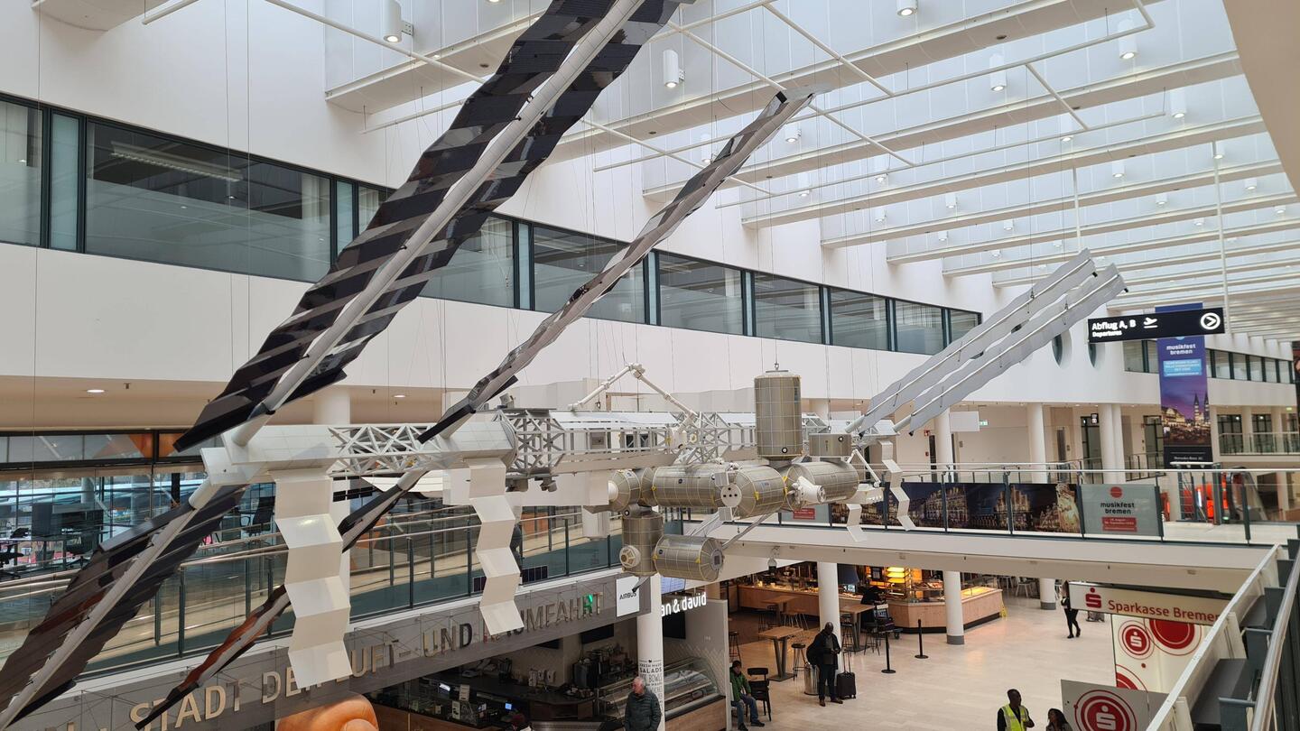 Am Bremer Flughafen hängt ein Model der ISS