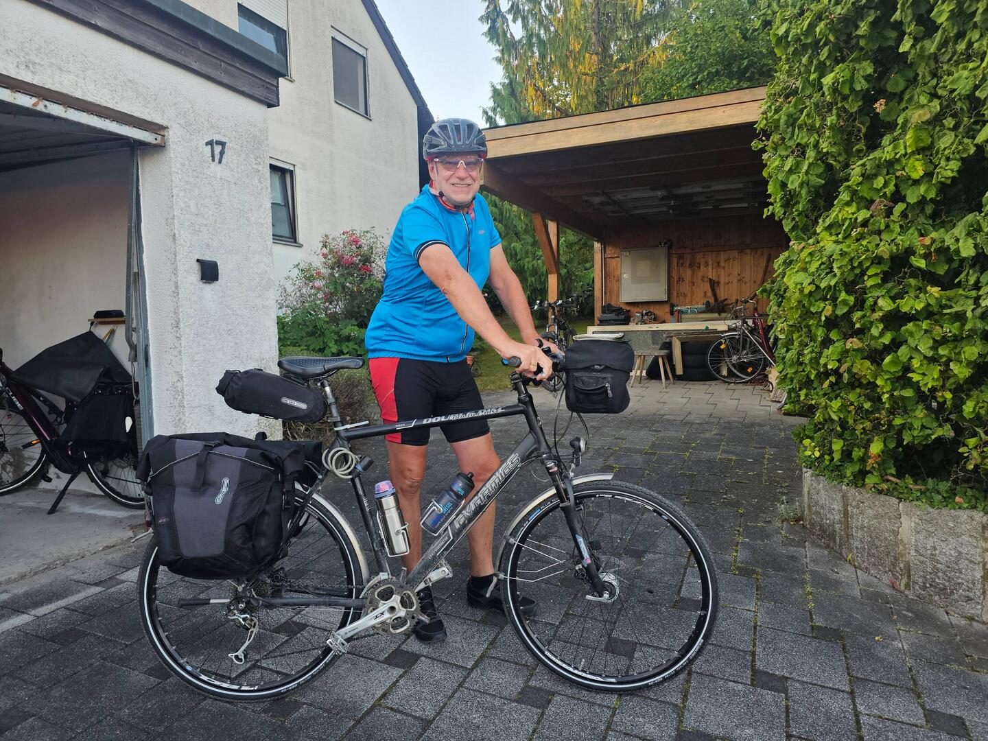 Naja, vielleicht doch ein bisschen verkrampft. Die Anspannung ist groß.