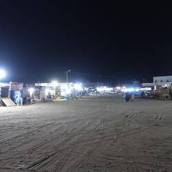 Und die Innenstadt mit zahlreichen Geschäften - die Straße besteht nur aus Sand