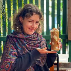 ou yeah Nicoles erstes Kokosnusscafé - sie trinkt sonst kein Kaffee