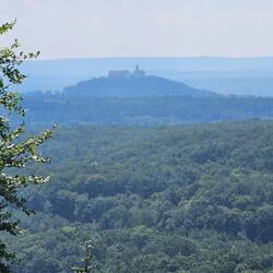 Blick aus der Ferne auf die Heldburg