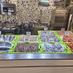 Das sieht frisch und 😋 lecker aus im Supermarkt direkt um die Ecke