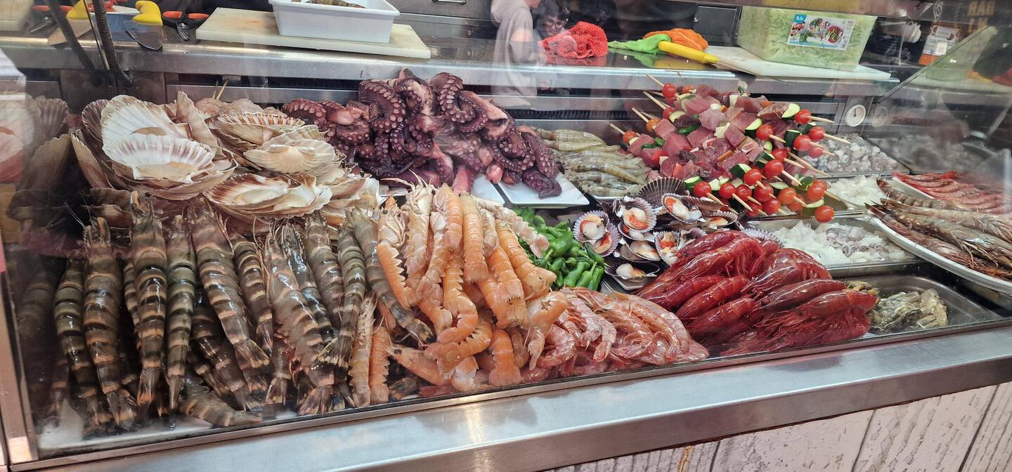 Zuerst sind wir in die Markthalle. (Mercado Central de Atarazanas)