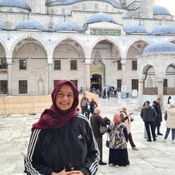 Innenhof der blauen Moschee. Hier Kopftücher Pflicht