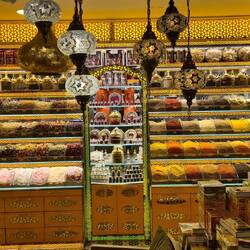 Einer von vielen Tee undcGewürzgeschäfterl