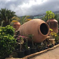 Riesige Töpfe mit mehreren m Durchmesser.