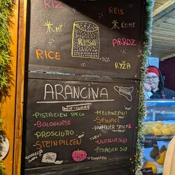 Frittierte Risotto Bällchen mit Füllung, eine Spezialität aus Sizilien. Delizioso!