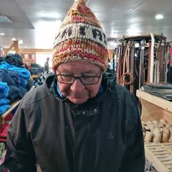 Dieter sucht sich eine schöne wärmende Mütze aus, auch als Erinnerung an Patagonien