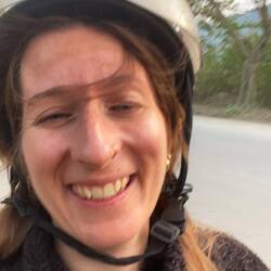 mein Gesicht auf dem ersten Scooter Taxi 😆 er hat gut aufs Gas gedrückt 😆