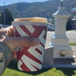 mein erster Kaffee im kleinen Park