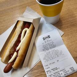 Wie glücklich ein IKEA Hotdog einen machen kann, unbeschreiblich
