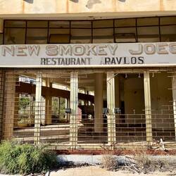 ..Gebäuden liegt, die an eine andere Zeit erinnern.