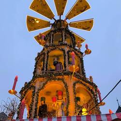 Pyramide auf dem Weihnachtsmarkt , dort gibt es den besten Glühwein