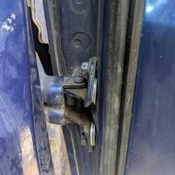 Provisorische Lösung um den Türspalt wieder herzustellen.