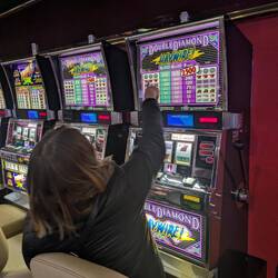 Bigna schaut schon mal wie viel ihr den Jackpot einbringen wird😂!