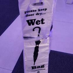 New York begrüsst uns mit Regen. Zum Glück gibt es nur falsche Kleidung 😅