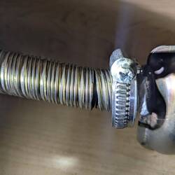 Man kann den Riss klar sehen.