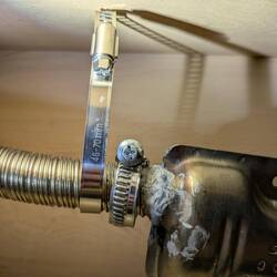 Mit einer Rohrschelle das ganze hochgebunden. Nicht hübsch aber wens hält perfekt.